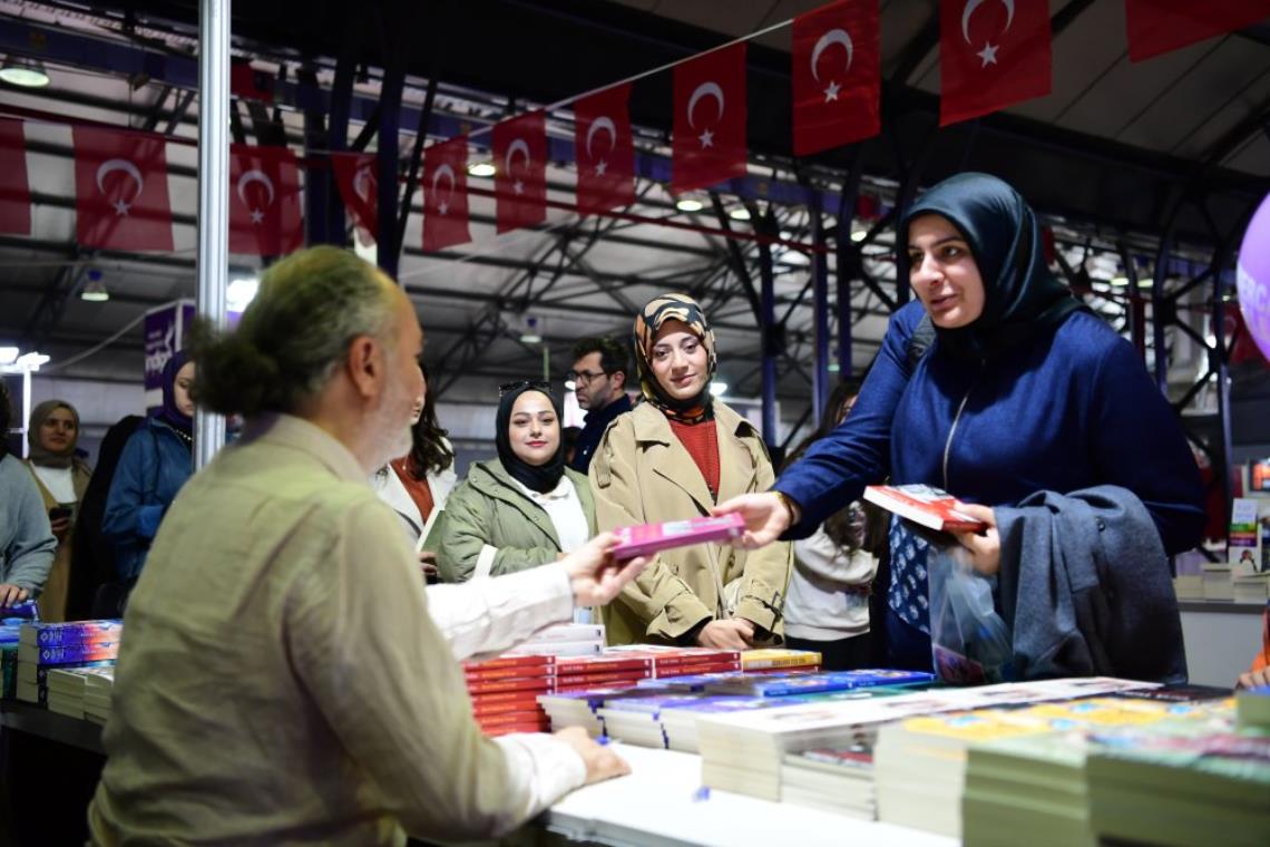 10. MALATYA ANADOLU KİTAP VE KÜLTÜR FUARI ZİYARETÇİ AKININA UĞRUYOR YAZARLAR VE OKURLAR FUARDA BULUŞUYOR