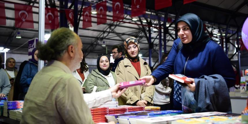 10. MALATYA ANADOLU KİTAP VE KÜLTÜR FUARI ZİYARETÇİ AKININA UĞRUYOR YAZARLAR VE OKURLAR FUARDA BULUŞUYOR