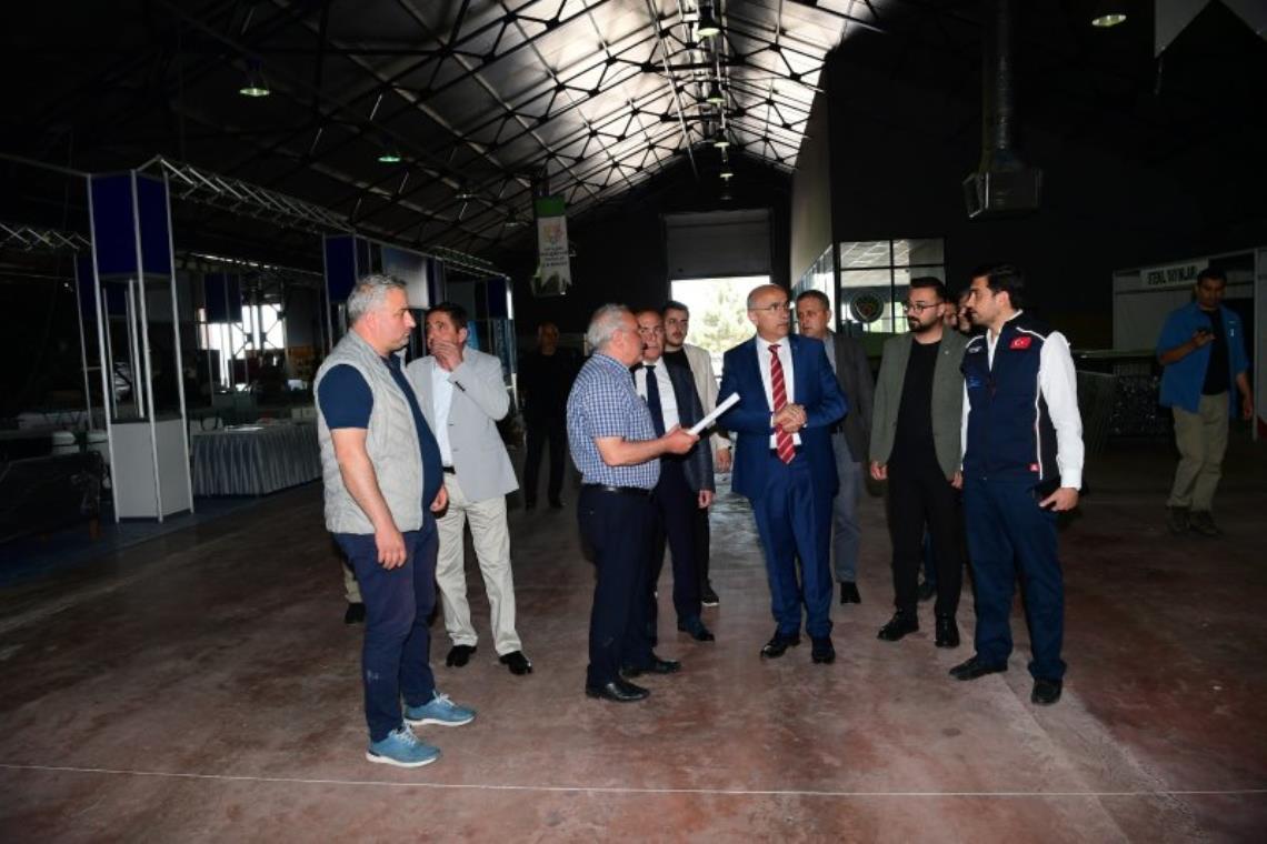 7. MALATYA YAPI DEKORASYON FUAR ALANINDA İNCELEMELERDE BULUNAN BAŞKAN ER, MALATYALI HEMŞEHRİLERİMİ FUARIMIZA DAVET EDİYORUM