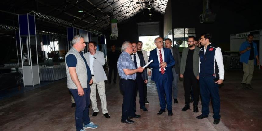 7. MALATYA YAPI DEKORASYON FUAR ALANINDA İNCELEMELERDE BULUNAN BAŞKAN ER, MALATYALI HEMŞEHRİLERİMİ FUARIMIZA DAVET EDİYORUM