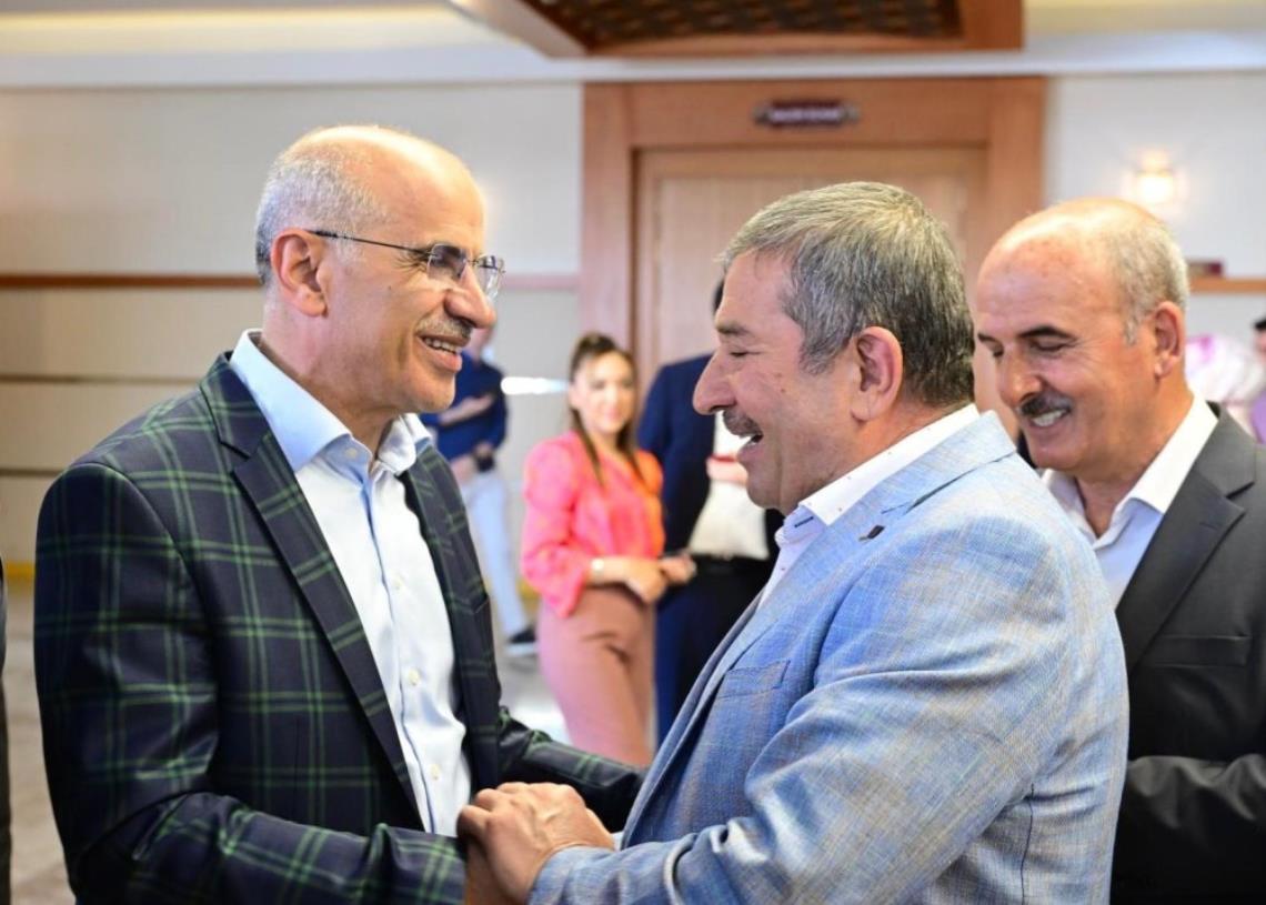 AK PARTİ BAYRAMLAŞMA TÖRENİNE KATILAN BÜYÜKŞEHİR BELEDİYE BAŞKANI SAMİ ER, AK PARTİ AİLESİ OLARAK DİMDİK AYAKTAYIZ