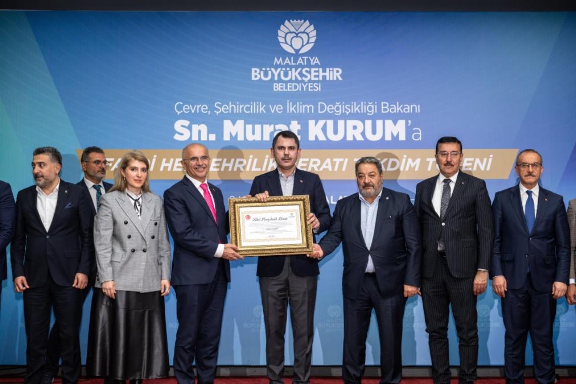 BAKAN KURUM’A BAŞKAN ER FAHRİ HEMŞEHRİLİK BERATINI TAKTİM ETTİ BAKAN KURUM BU ONURU BİZE LAYIK GÖREN MALATYALILARA, ÇOK TEŞEKKÜR EDİYORUM