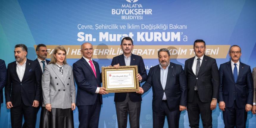 BAKAN KURUM’A BAŞKAN ER FAHRİ HEMŞEHRİLİK BERATINI TAKTİM ETTİ BAKAN KURUM BU ONURU BİZE LAYIK GÖREN MALATYALILARA, ÇOK TEŞEKKÜR EDİYORUM
