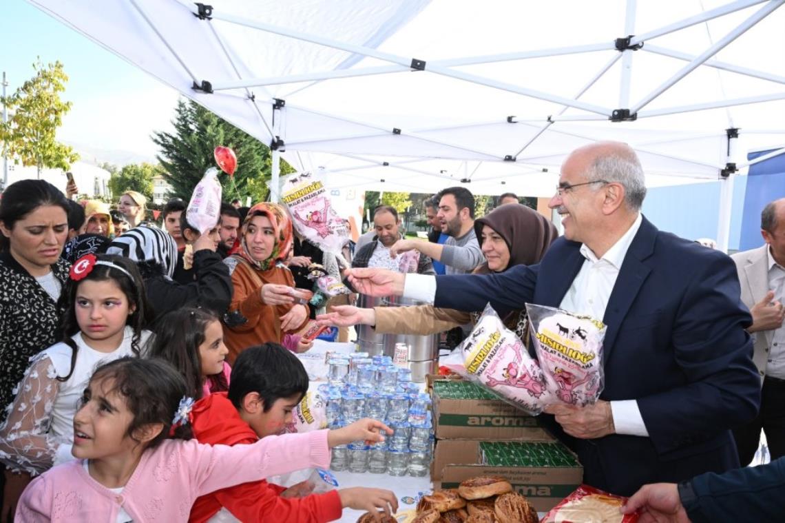 CUMHURİYET PANAYIRI’NA KATILAN BAŞKAN ER, ÇOCUKLARIN NEŞESİNE ORTAK OLDU ÇOCUKLARIMIZ NE KADAR NEŞELİ VE MUTLU OLURSA BİZ DE O KADAR MUTLUYUZ