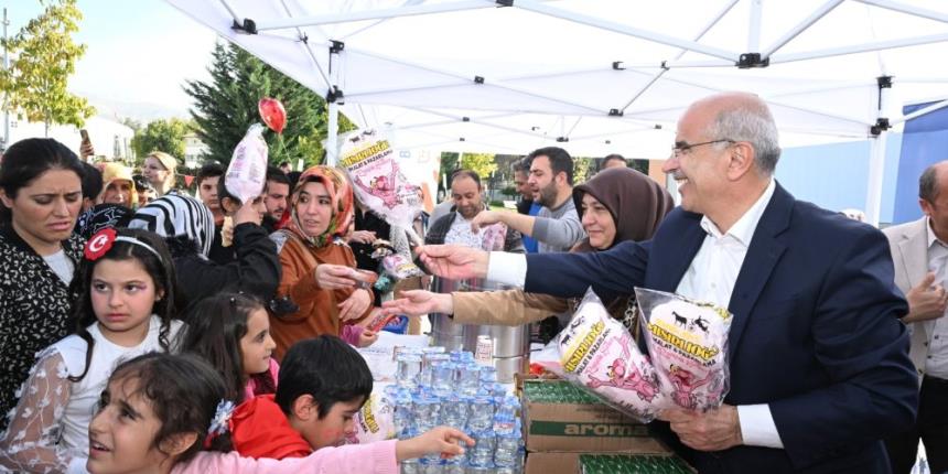 CUMHURİYET PANAYIRI’NA KATILAN BAŞKAN ER, ÇOCUKLARIN NEŞESİNE ORTAK OLDU ÇOCUKLARIMIZ NE KADAR NEŞELİ VE MUTLU OLURSA BİZ DE O KADAR MUTLUYUZ