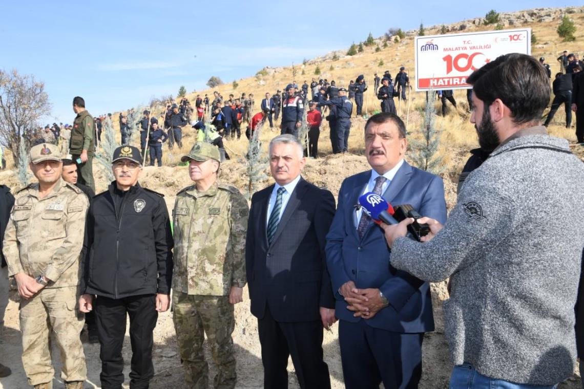 TÜRKİYE CUMHURİYETİNİN 100. YIL DÖNÜMÜ DOLAYISIYLA 1000 FİDAN TOPRAKLA BULUŞTURULDU