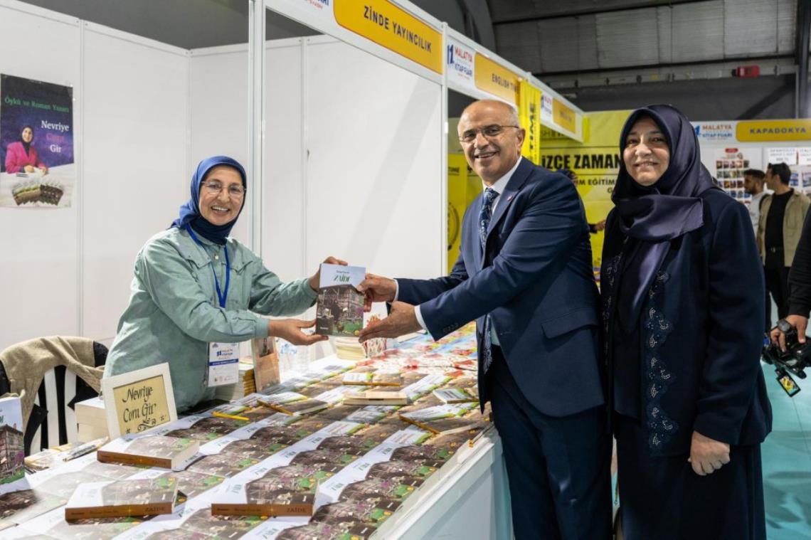 BAŞKAN ER STANTLARI ZİYARET EDEREK YAZARLARLA BİR ARAYA GELDİ