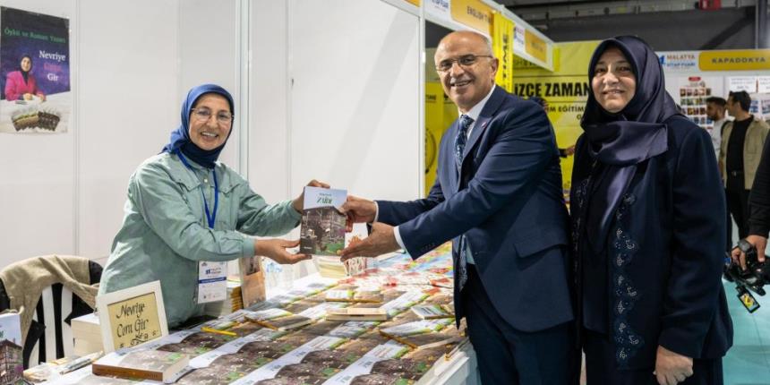 BAŞKAN ER STANTLARI ZİYARET EDEREK YAZARLARLA BİR ARAYA GELDİ