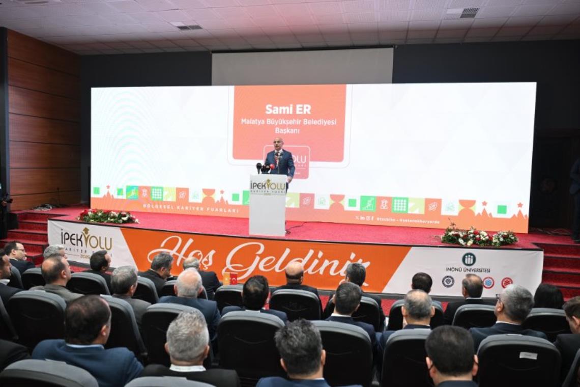 İpekyolu Kariyer Fuarı'na katılan Başkan Er, İPEKYOLU FUARI ŞEHRİMİZİN TANITIMI VE KALKINMASI AÇISINDAN ÖNEMLİ