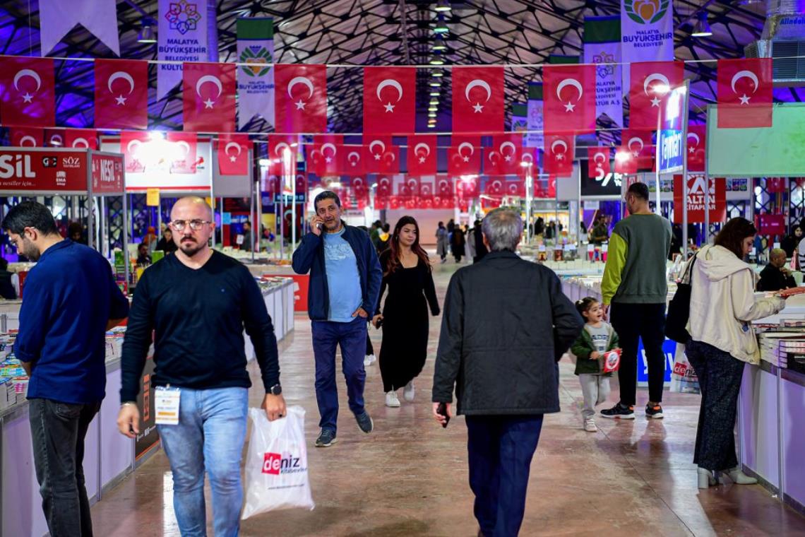 10. MALATYA ANADOLU KİTAP VE KÜLTÜR FUARI YOĞUN KATILIMLA DEVAM EDİYOR. MALATYA KİTAP FUARI BÖLGE İLLERİNE DE HİTAP EDİYOR