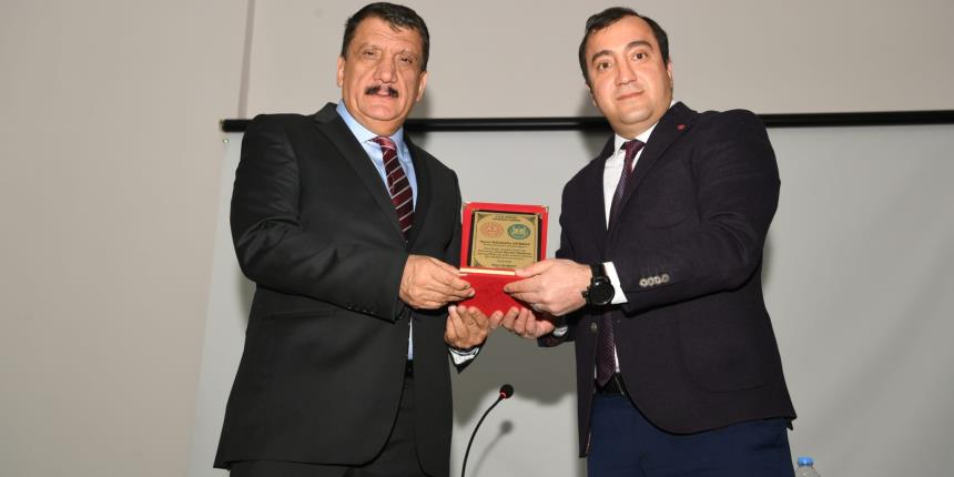 Fuat Sezgin Anadolu Lisesi Kariyer Günleri programına katılan Başkan Gürkan, “SİZLER YARININ İSTİKBALİ VE GELECEĞİSİNİZ”