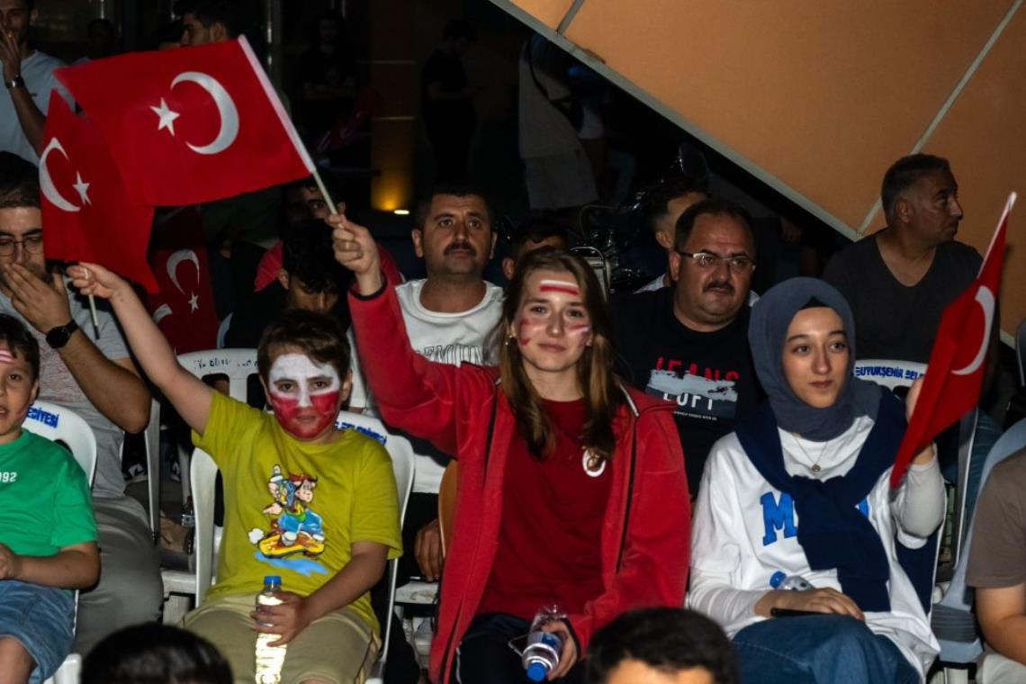 ÇEYREK FİNALİN HEYECANI SANAT SOKAĞINDA YAŞANDI